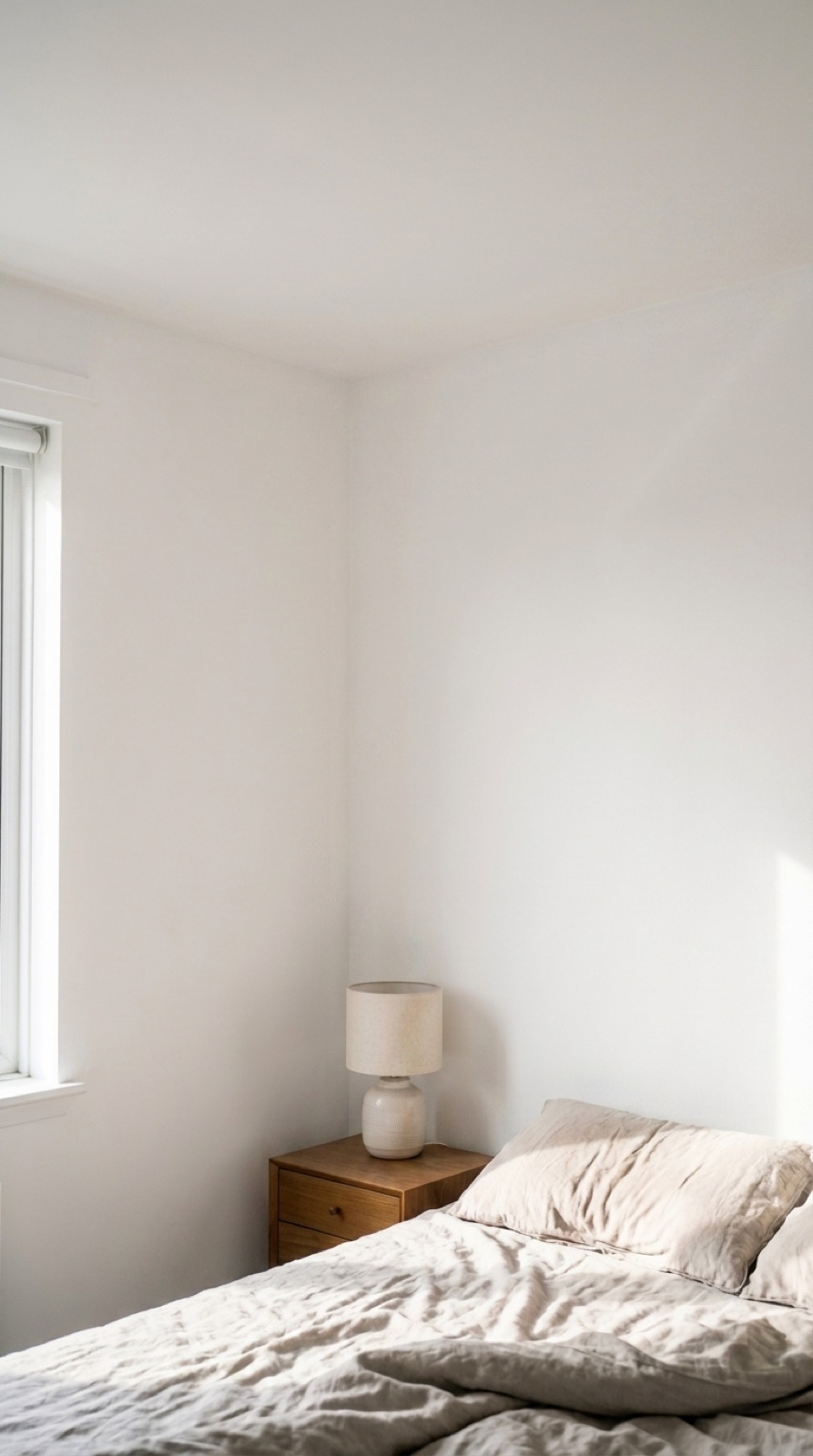 Esquina de habitación reparada con aislamiento térmico continuo y pintura antimoho